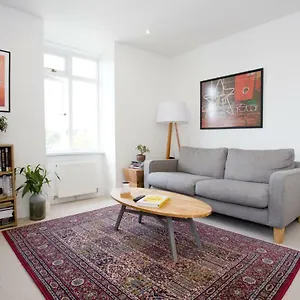 Apartment Bright 2 Bedroom - Great Location - Free Parking 